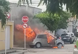 VÍDEO: Veículo pega fogo e fica destruído, no bairro de Cruz das Almas