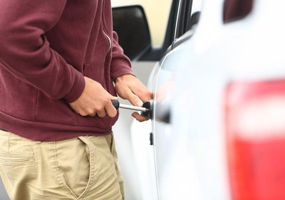 Bompreço deve indenizar cliente por furto em estacionamento
