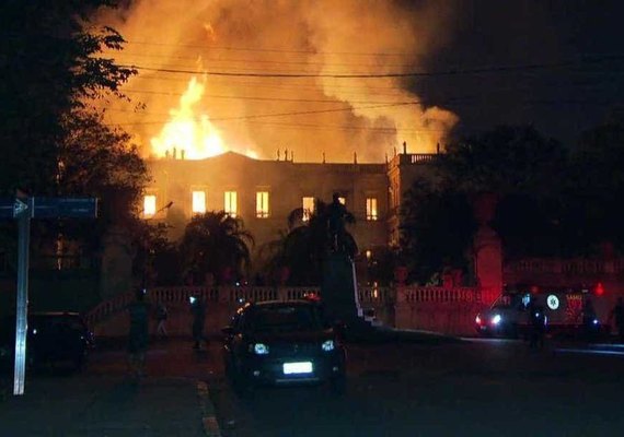 Incêndio de grandes proporções atinge Museu Nacional no Rio de Janeiro