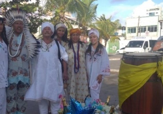 Grupos fazem homenagens e entregam oferendas para Iemanjá na Pajuçara