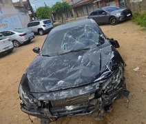 Carro derruba muro de condomínio e ocupantes fogem após a colisão