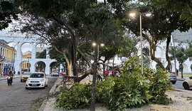 Vendaval ainda provoca transtornos e deixa milhares sem luz no Rio