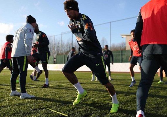 Seleção aguarda Renato Augusto e trabalha com Neymar de coringa