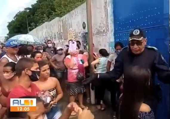 Entrega de cestas básicas gera tumulto em Maceió