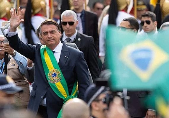Presidente quebra protocolo e cumprimenta apoiadores pela Esplanada