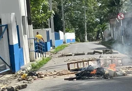 Moradores de Marechal Deodoro protestam na sede da BRK devido à falta de água