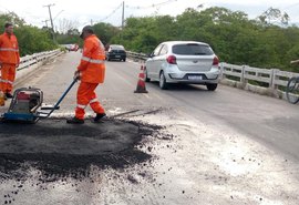 DER finaliza reparo em cratera na AL-101 Norte e libera tráfego