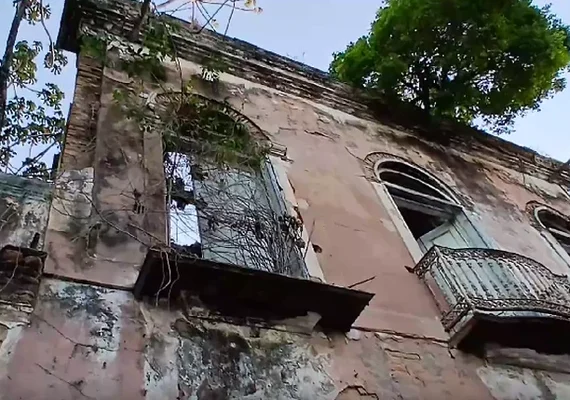 Crianças caem de sacada de casarão abandonado no bairro do Jaraguá