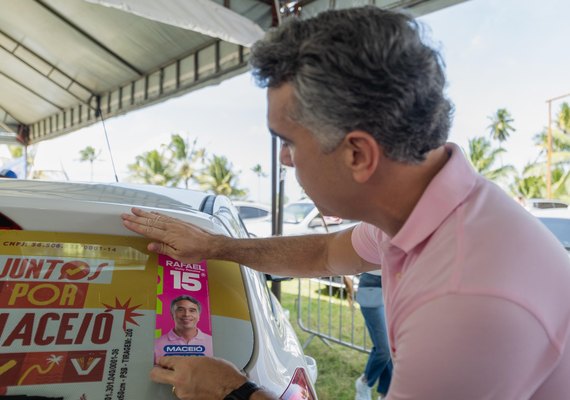 Rafael Brito e Gaby Ronalsa realizam adesivaço em Jacarecica