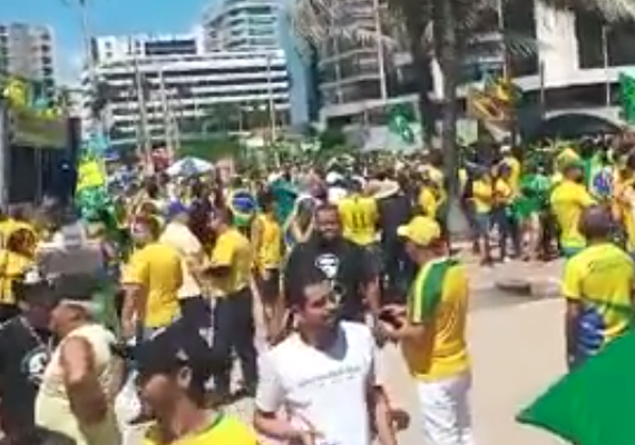Manifestação reúne apoiadores de Bolsonaro na orla de Jatiúca, em Maceió