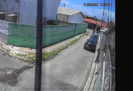 VÍDEO: mulher é assaltada à luz do dia e leva queda durante a ação em Maceió