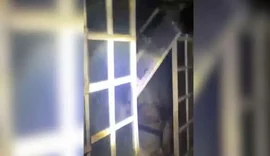 Após ser rejeitado, homem incendeia casa com mulher desacordada dentro