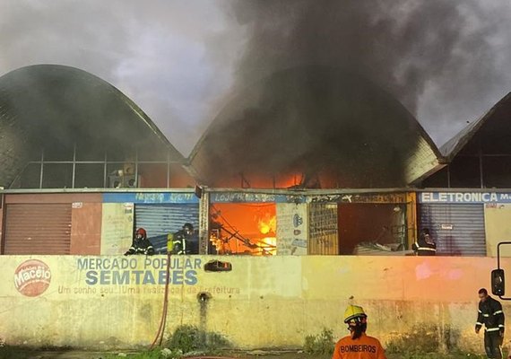 Incêndio atinge lojas próximas ao Mercado da Produção; duas ficaram destruídas