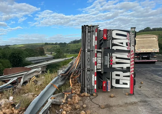 Motorista morre após caminhão carregado de coco tombar na BR-101 em AL