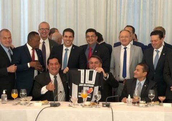 Deputado alagoano presenteia presidente da República com camisa do ASA