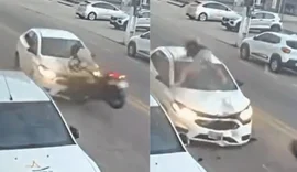 Motociclista é arremessado após bater de frente com carro no São Jorge