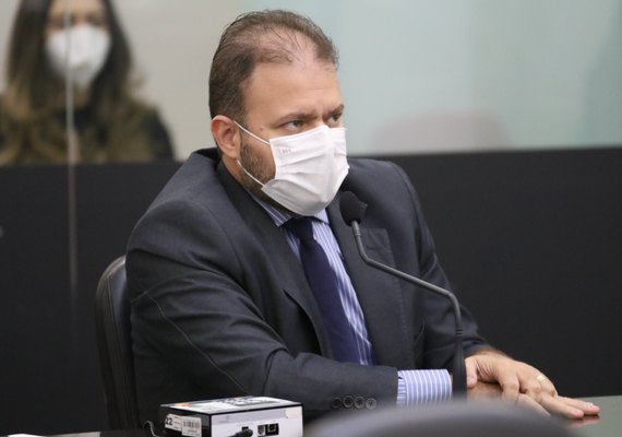 Léo Loureiro requer prioridade de vacinação contra a Covid-19 para gestantes, puérperas e lactantes