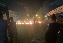 Moradores do Jacintinho bloqueiam avenida Juca Sampaio em protesto contra a falta d'água