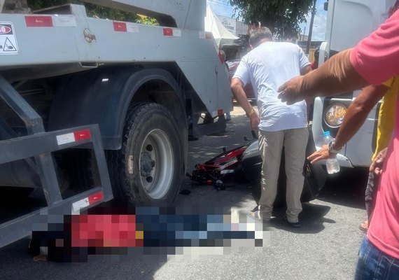 Motociclista tem fratura exposta após colisão com caminhão em Maceió