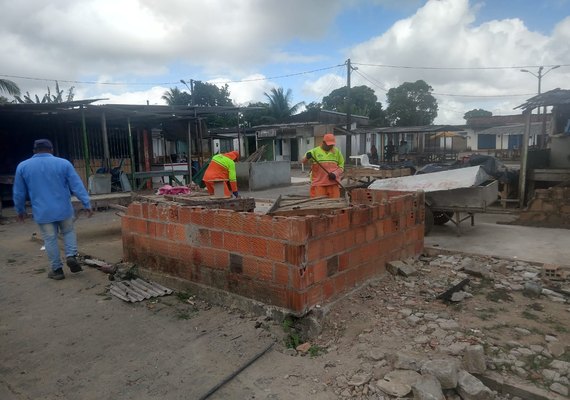 Barracas em situação irregular e em estado precário são retiradas na feirinha do Tabuleiro