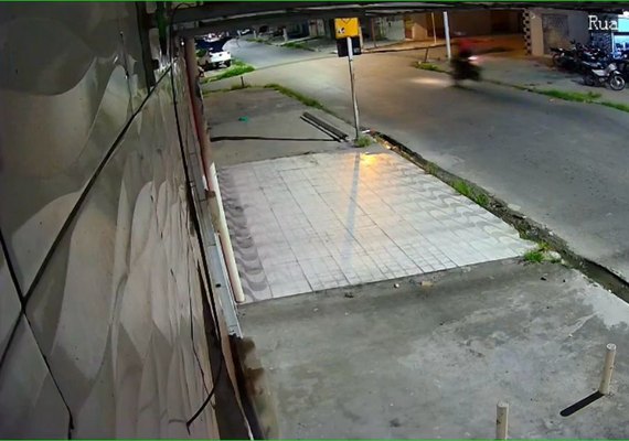 Vídeo mostra o momento em que motociclista morre após perder controle da moto em quebra-molas