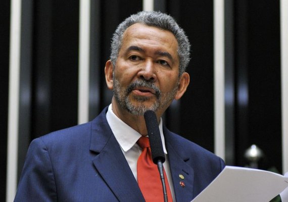 Deputado federal Paulão enfrenta dificuldades na reeleição