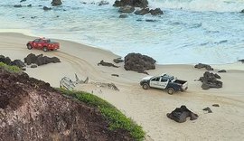 Mulher morre e outra fica ferida após quadriciclo em que estavam cair de falésia na praia de Pipa