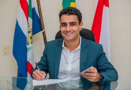 JHC começa reforma administrativa com exoneração de ex-prefeito