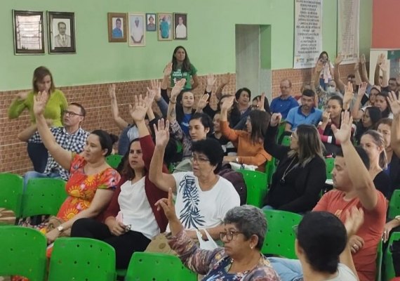 Profissionais da ﻿educação rejeitam proposta de reajuste salarial da prefeitura