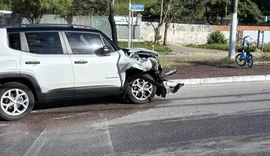 Colisão entre carro e micro-ônibus deixa pista suja de destroços em Jacarecica