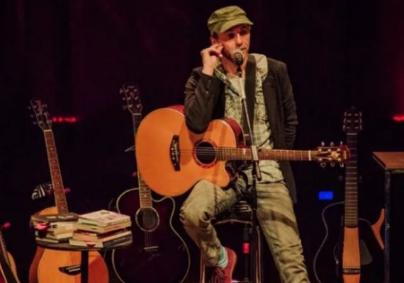 Zeca baleiro 'convida' espectador a se retirar de seu show em Penedo