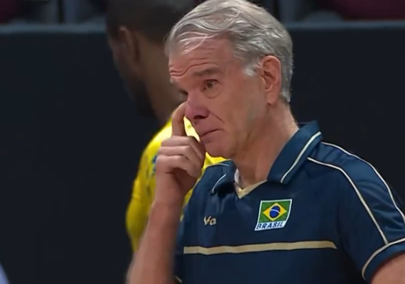 Bernardinho chora na quadra durante jogo do Brasil após perder a mãe no Mundial