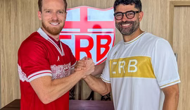 CRB apresenta lateral Lucas Lovat como reforço para a temporada