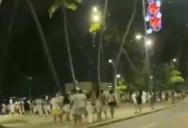 População promove queima de fogos na orla de Maceió