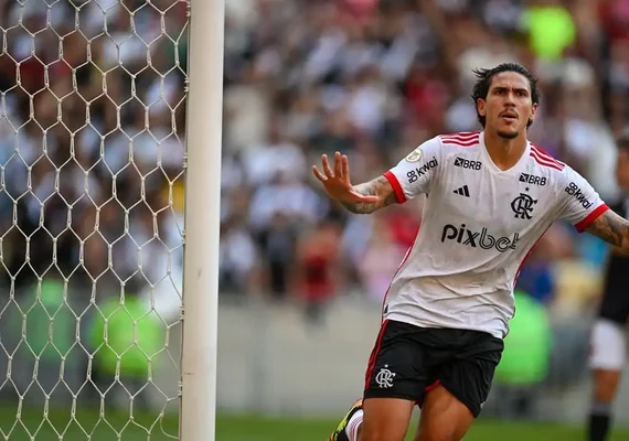Flamengo aplica 6 a 1 no Vasco e vira líder provisório do Brasileirão