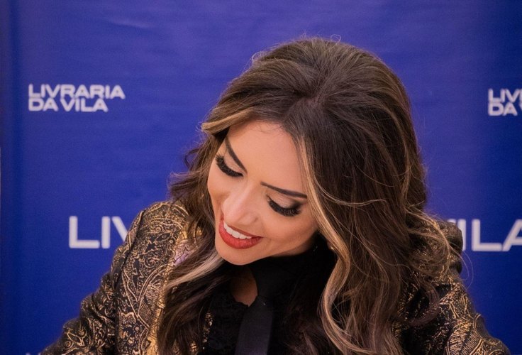 Sophia Martins realiza noite de autógrafos no lançamento de seu segundo livro