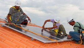 Instalações de telhas e painéis solares em residências crescem 2.000% no Brasil