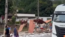 Carreta desgovernada atinge ponto de ônibus e deixa feridos na BR-101, em Messias