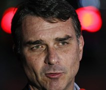 Flávio Bolsonaro admite cobrança a Vorcaro, mas nega crime
