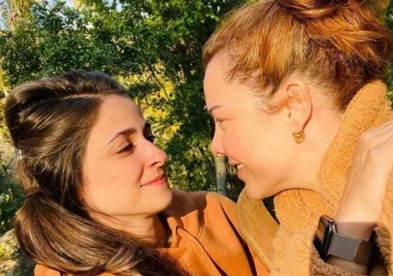 Fernanda Souza assume bissexualidade e publica foto com namorada