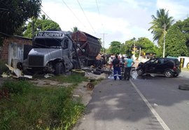 Duas carretas e um carro de passeio se envolvem em acidente na AL-101 norte, em Ipioca