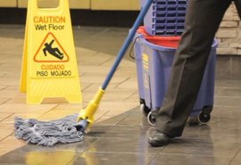 GBarbosa deve indenizar cliente que levou queda em piso molhado