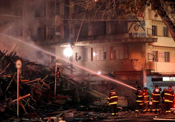 Prédio desaba após incêndio e deixa um morto