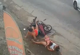 Vídeo: Duas mulheres e criança de 2 anos são arremessadas de moto após colisão em Penedo