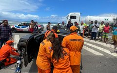 Bombeiros estão no local para realizar o resgate