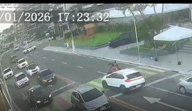 Mulheres são atropeladas na faixa de pedestres na orla de Ponta Verde; motorista fugiu