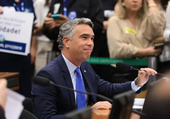 Rafael Brito comemora aprovação de Projeto de lei que cria piso salarial para profissionais da educação
