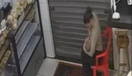 Em AL, agente da SMTT amamenta bebê de vítima de tentativa de feminicídio