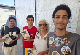 Lenilda Luna defende SUS 100% público e gratuito durante panfletagem no Hospital Universitário