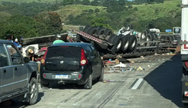Carreta com material de limpeza capota e restringe trânsito na BR-101